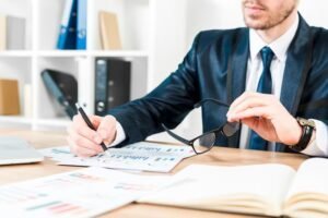 Propriétaire analysant la rentabilité de sa location courte durée sur un ordinateur