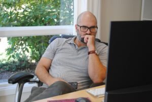 Propriétaire réfléchissant à déléguer sa location courte durée