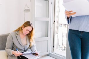 Propriétaire vérifiant les obligations légales de sa location saisonnière